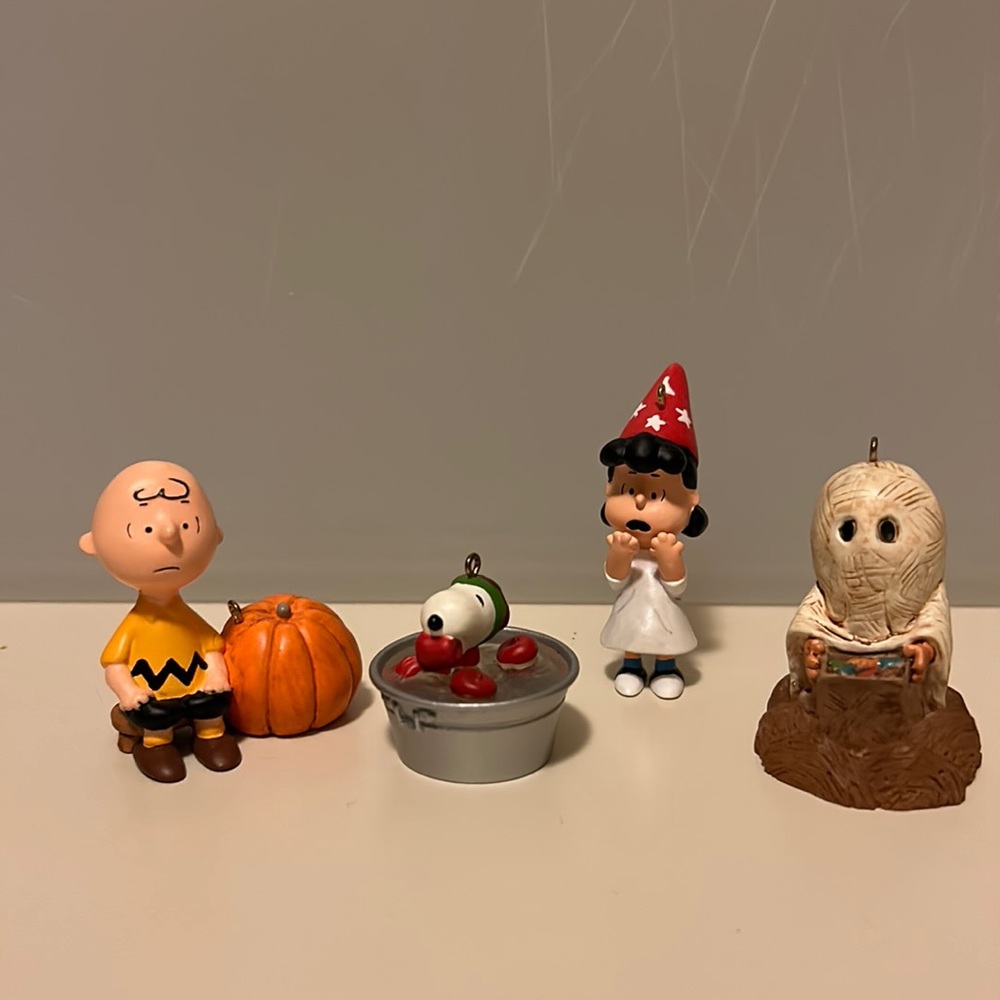 2008 Hallmark Ornament set - Halloween The Peanuts Gang - It's the Great Pumpkin